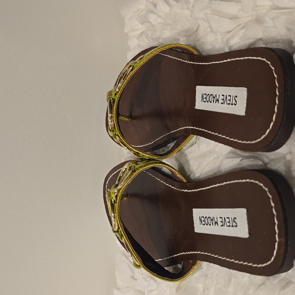 Steve Madden Swindlee Women's Size 7.5 Lime Green Flat Thong Sandals - Picture 4 of 10